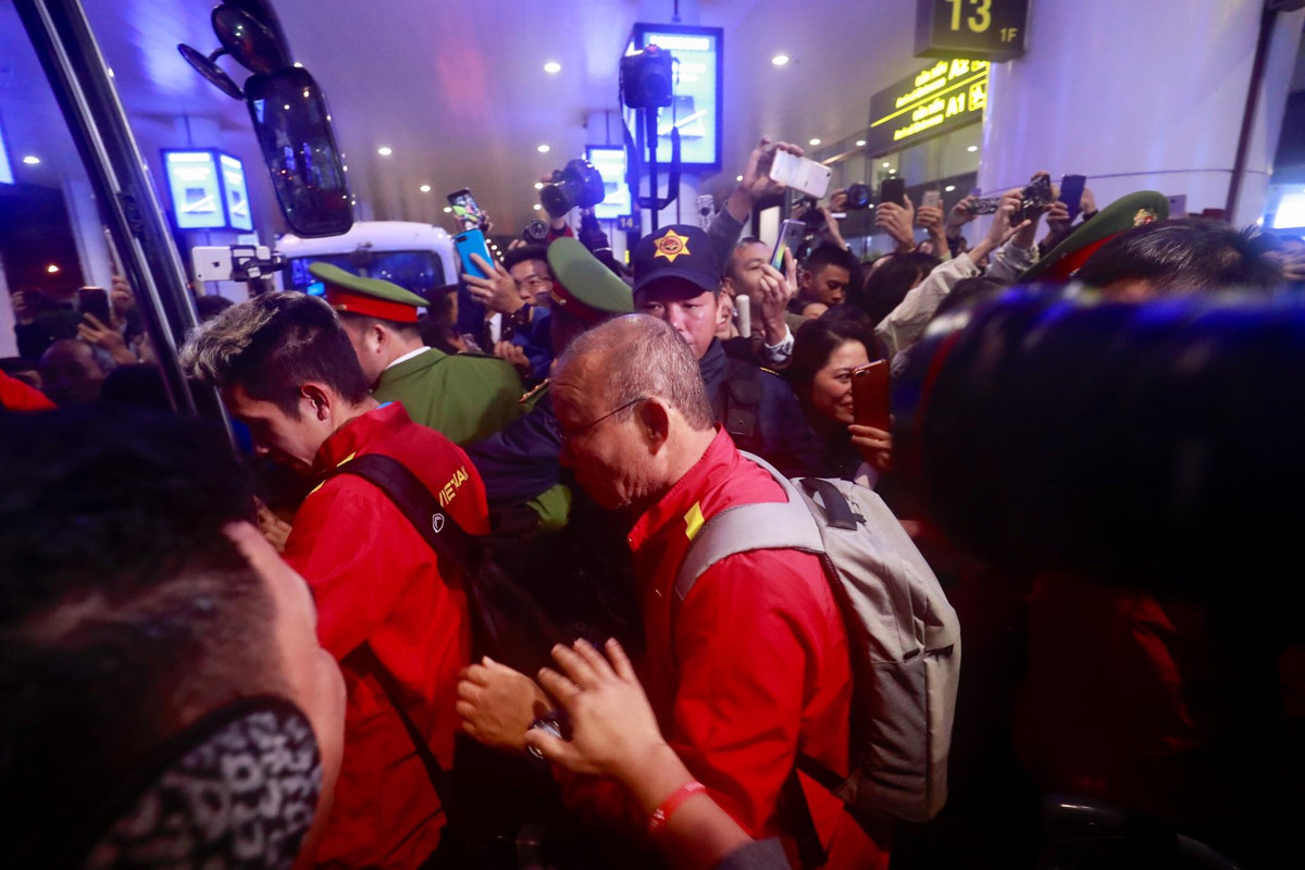 HLV Park Hang-seo xứng đáng với biệt danh "ông thầy của năm" khi ông chờ cho các cầu thủ lên hết xe rồi là người cuối cùng ổn định vị trí.