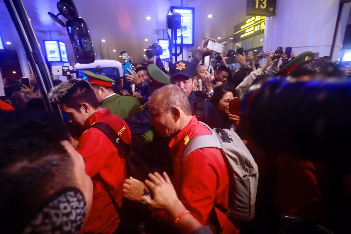 HLV Park Hang-seo xứng đáng với biệt danh "ông thầy của năm" khi ông chờ cho các cầu thủ lên hết xe rồi là người cuối cùng ổn định vị trí.