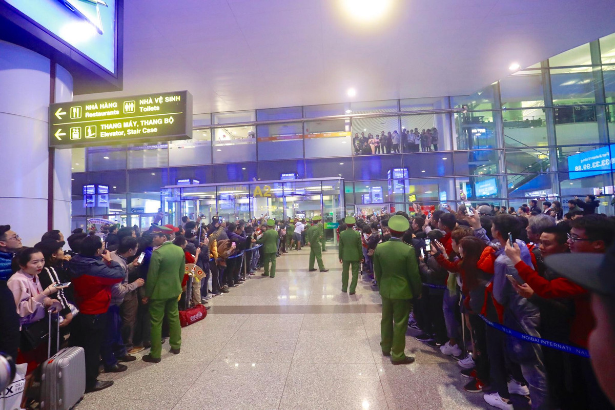 Hàng dài NHM đã tập trung tại sảnh A2 Quốc tế để chờ đón đội tuyển Việt Nam.