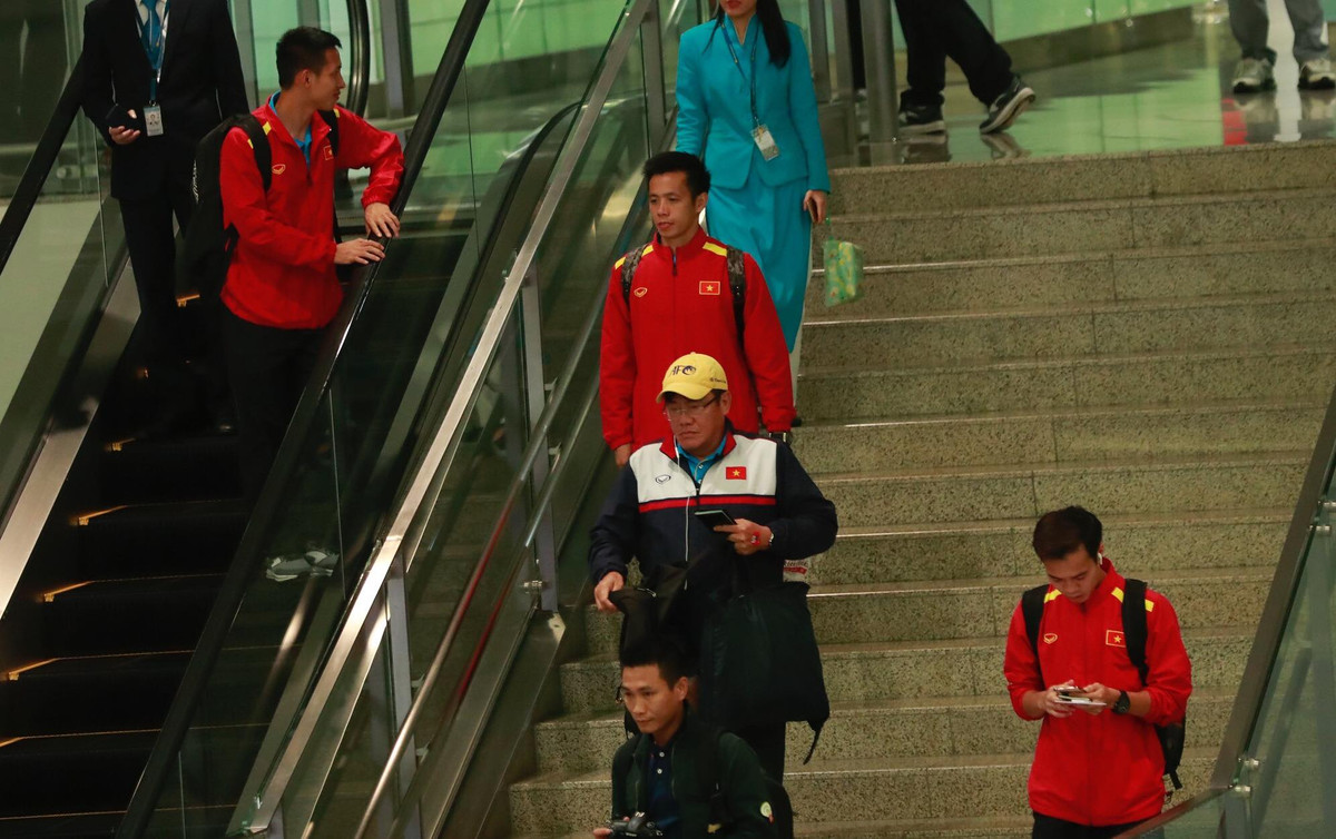 Văn Toàn tranh thủ trả lời fan hâm mộ ngay sau khi làm thủ tục.