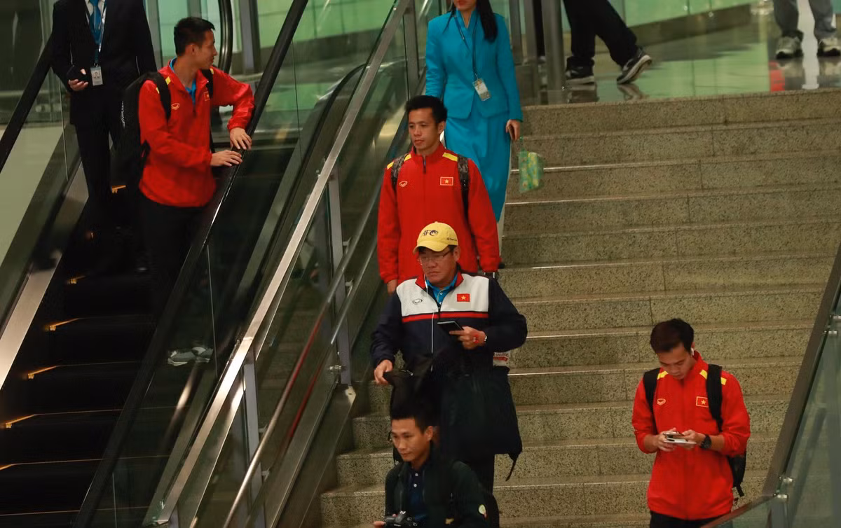 Văn Toàn tranh thủ trả lời fan hâm mộ ngay sau khi làm thủ tục.