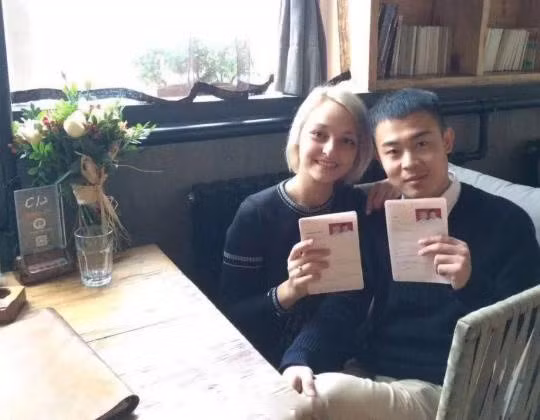 Inesa cho biết cô bị thu hút bởi tính cách nhân hậu của Pingwei. Trong khi đó, chàng trai Trung Quốc lại yêu mến tính cách vui vẻ của cô gái Ukraine. Tháng 10/2017, cả hai quyết định đi đến hôn nhân.