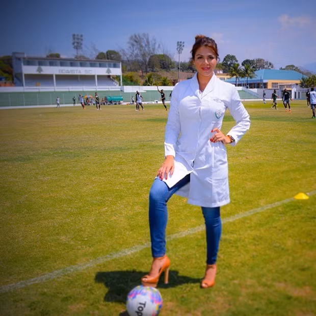 Chân dung nữ bác sĩ xinh đẹp người Paraguay - Rossana Torales.