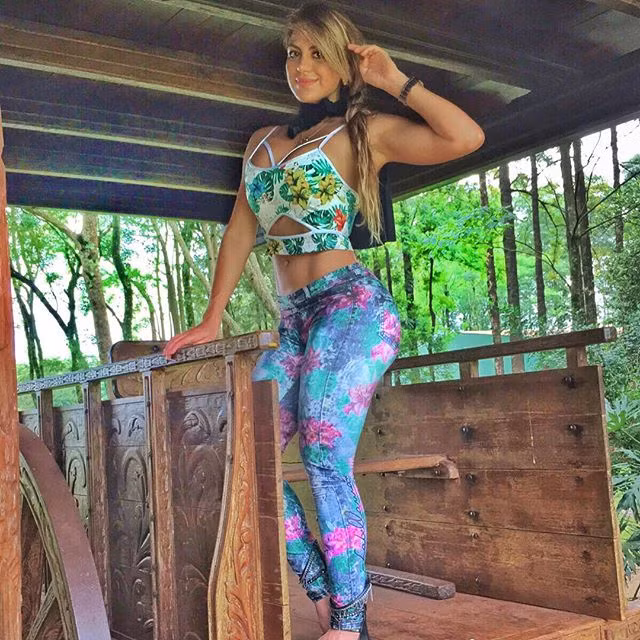 Nếu như NHM CLB Chelsea tự hào khi có nữ bác sĩ thể thao xinh đẹp là Eva Carneiro thì CLB của Brazil là Boavista cùng tự hào khi có nữ nhân viên y tế Rossana Torales.