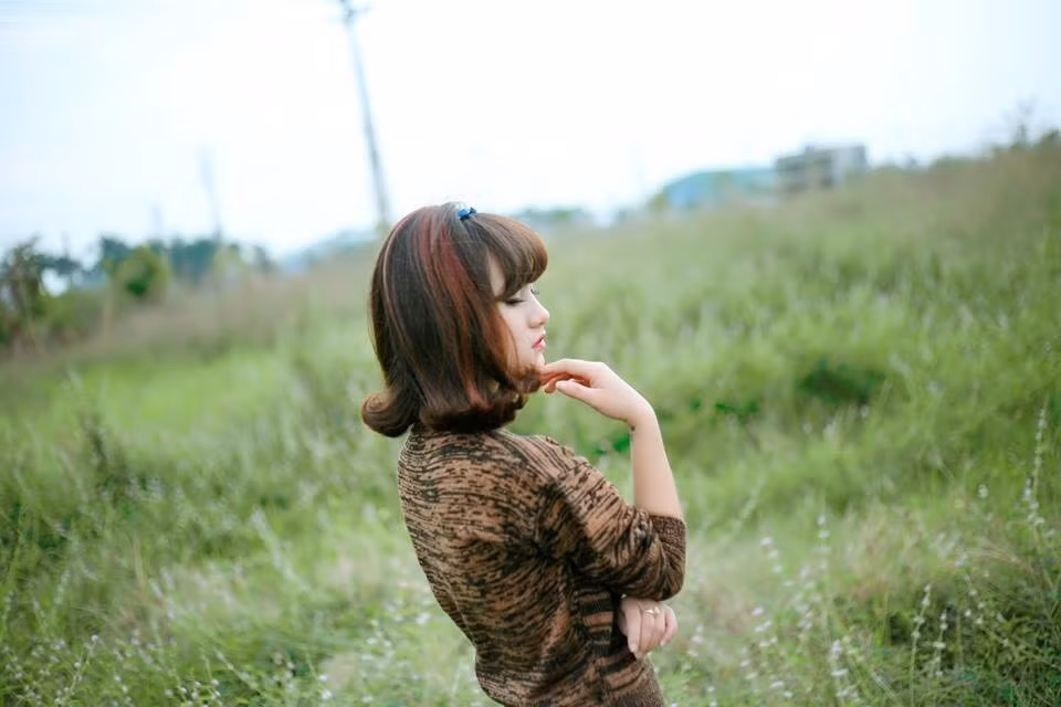 Chính việc nổi tiếng một cách chóng vánh của Thị Nguyệt khiến nhiều người tò mò và đặc biệt soi mói vào bức ảnh làm lông vịt của cô. Họ cho rằng cô nhổ lông sai cách và chụp ảnh "độc lạ" để đánh bóng bản thân.