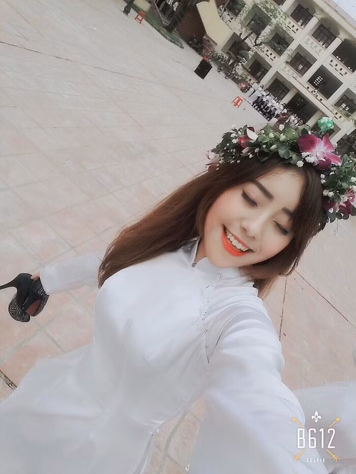 Hành trình nổi tiếng của cô nàng này khá đơn giản khi đang cố gắng "xử lý" chú vịt ở trong chậu. Không những vậy, lại còn được dân mạng phong tặng cho nickname "hot girl làm lông vịt xinh nhất Vịnh Bắc Bộ" và nhận được hàng ngàn like, bình luận từ dân mạng.