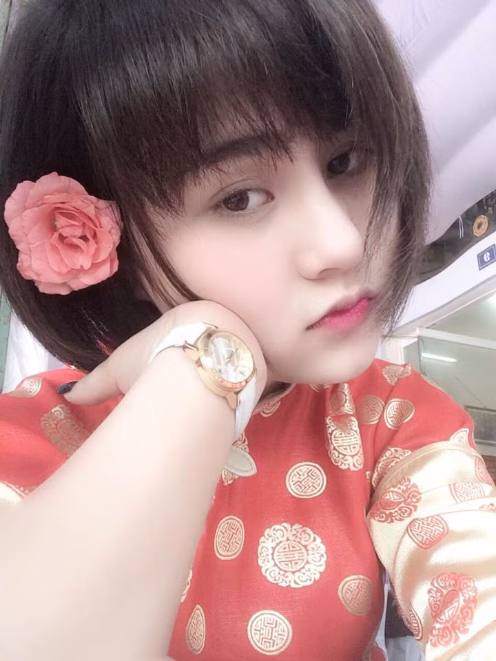 Trên trang cá nhân của mình, Nguyệt cũng thường xuyên cho đăng tải những hình ảnh "tự sướng" xinh đẹp nhận được lời khen từ bạn bè và những người thân thuộc.