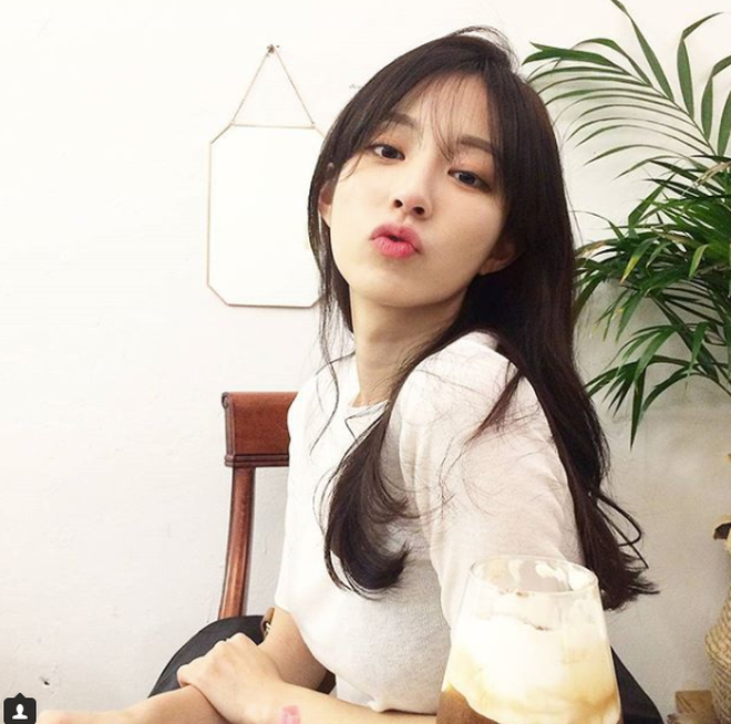 Trên trang cá nhân của mình, Bora cũng rất thường xuyên đăng tải hình ảnh. Không chỉ xinh đẹp, cô nàng còn sở hữu thân hình cao ráo, mảnh mai và quyến rũ.