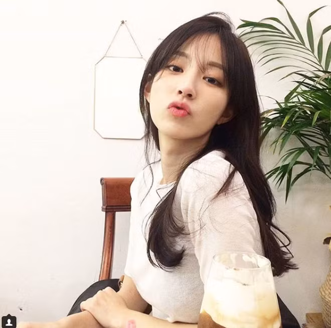 Trên trang cá nhân của mình, Bora cũng rất thường xuyên đăng tải hình ảnh. Không chỉ xinh đẹp, cô nàng còn sở hữu thân hình cao ráo, mảnh mai và quyến rũ.