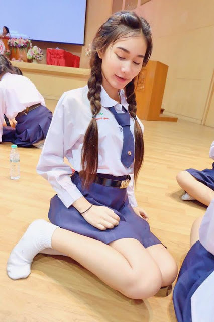 Khi nhìn vào bức ảnh này, không ai nghĩ cô gái trên lại có những bức ảnh sexy, nóng bỏng khi bước ra khỏi cánh cửa của cổng trường.