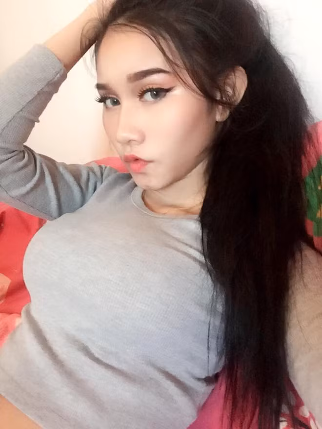 Thế nhưng khi thoát khỏi bộ đồng phục, nữ sinh xinh đẹp này dường như đã biến thành một người hoàn toàn khác, nóng bỏng và đầy gợi cảm.