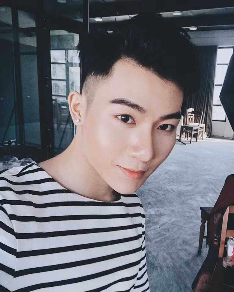 Mới đây, anh chàng 9X người Sài Gòn này đã cho ra mắt sản phẩm âm nhạc mới do chính anh thể hiện - ca khúc “Ta” - một sáng tác của nhạc sỹ trẻ Cao Xuân Anh Nguyên.