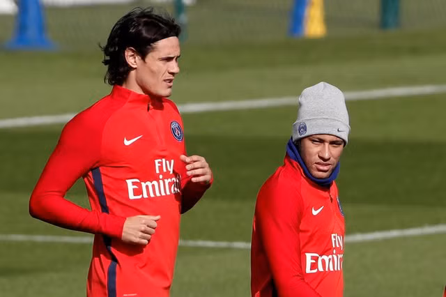 Neymar được Cavani "dạy dỗ" ngay ngày đầu ra mắt: Theo tiết lộ của tờ El Pais (Pháp), không phải chờ đến khi giành giựt nhau đá phạt đền gây ồn ào trong những ngày vừa qua, Edinson Cavani gây "hiềm khích" với Neymar ngay trong ngày đầu chân sút Brazil xuất hiện ở phòng thay đồ PSG. Ảnh: El Pais