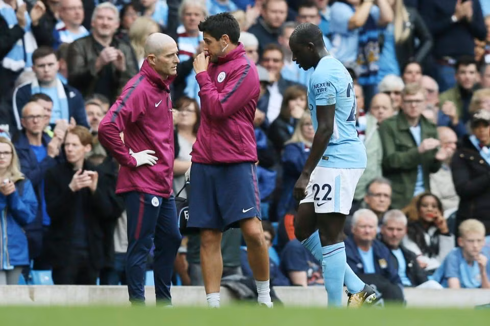 Guardiola tái mặt khi nhận tin dữ: Sau chiến thắng 2-0 trước Shakhtar Donetsk ở Champions League, HLV Pep Guardiola xác nhận, hậu vệ cánh trái Benjamin Mendy có thể sẽ phải xa sân cỏ vài tháng vì chấn thương dây chằng đầu gối. Hôm nay, cầu thủ người Pháp sẽ đến Barcelona để gặp chuyên gia chữa chấn thương đầu gối Ramon Cugat. Nhưng qua những bài kiểm tra ban đầu, tổn thương mà Mendy gặp phải nghiêm trọng hơn dự kiến. Ảnh: Mirror