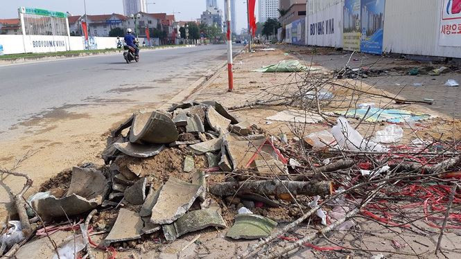 Những chậu bê tông đào ngổn ngang trên phố.