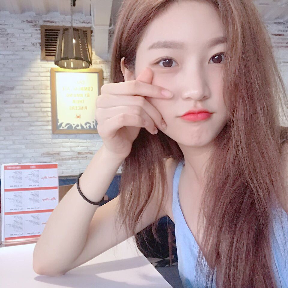 Ngắm nhìn Kim Sae Ron nhiều người sẽ không nghĩ, cô nàng diễn viên này mới ở tuổi 18 bởi thân hình "chỗ nào ra chỗ đấy" và có phần già trước tuổi của mình.