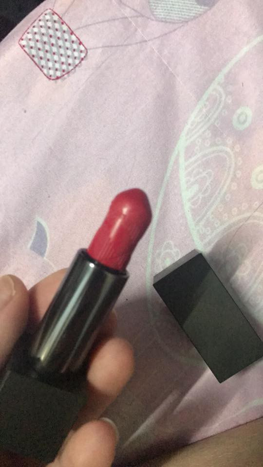 Những cây son với vô vàn những hình thù sau khi được các chị em đã khiến dân mạng ngã ngửa vì ngỡ ngàng.