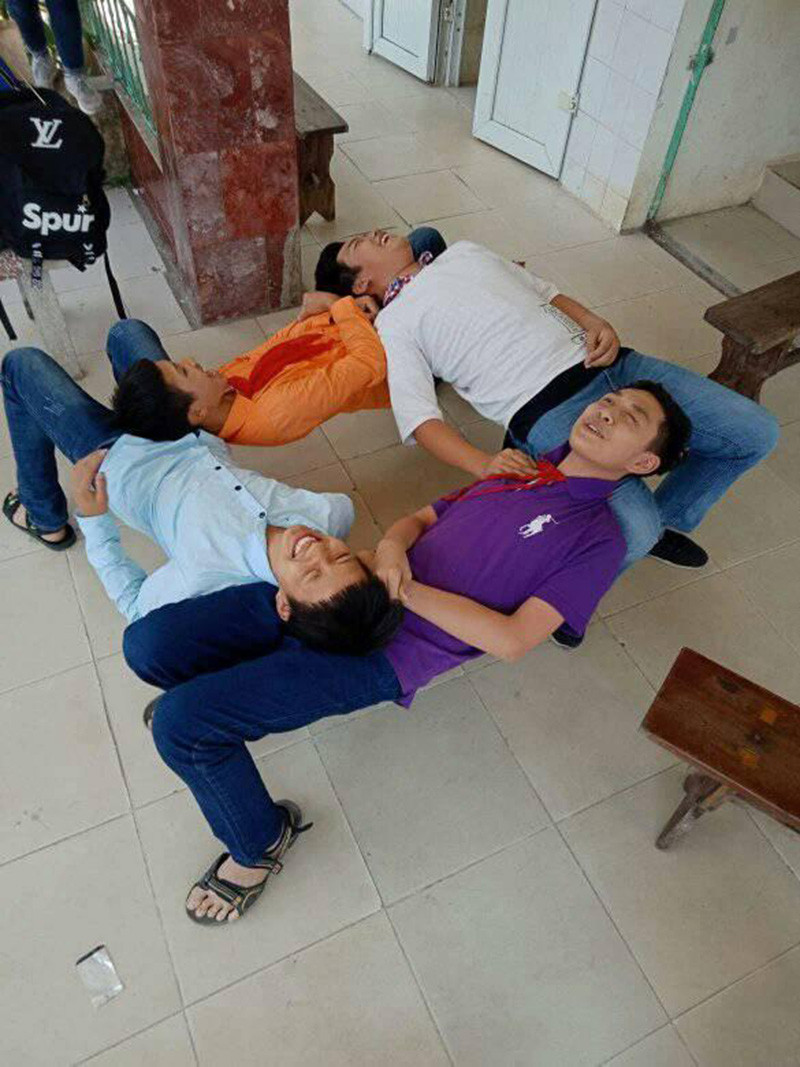 Các hình ảnh ghi lại khoảnh khắc "thành quả" được chia sẻ ngập tràn trên mạng xã hội, không ngoa khi nói rằng, đây là trào lưu học đường hot nhất tuần này.