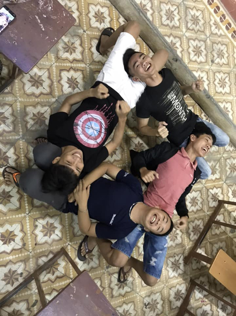 Lý giải trào lưu này, nhiều cư dân mạng đã liên tưởng ngay đến ca khúc Sleep talking của nhóm nhạc nam Hàn Quốc NU'EST. Các động tác đang được các bạn trẻ thực hiện rất giống với một động tác có trong phần trình diễn của ca khúc này.