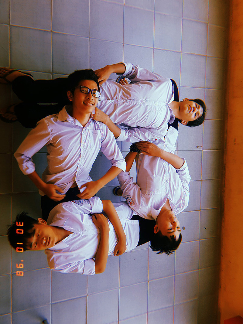 Mới đây, mạng xã hội bất ngờ xuất hiện một trào lưu mới khiến giới trẻ đua nhau làm thử: nằm gối đầu lên nhau. Để có bức ảnh theo hot trend này, các học trò có số lượng từ 4 người trở lên, xếp theo vòng tròn, người này gối đầu lên chân người kia. Số lượng người càng nhiều, vòng tròn càng to.