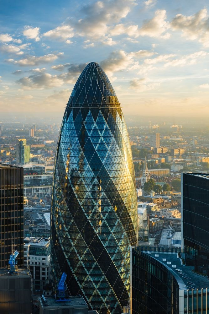 30 St Mary Axe là một địa danh nổi tiếng của thành phố London (Anh). Công trình cao 41 tầng với kiến trúc nổi bật. Tòa nhà còn được gọi là Gherkin (dưa chuột), vì hình dạng đường cong đặc biệt. Đây cũng là tòa nhà chọc trời thân thiện với môi trường đầu tiên ở London. Mỗi một tầng đều có hệ thống thông gió tự nhiên bao gồm 6 khe hở xung quanh, giúp lưu thông không khi và tối ưu ánh sáng tự nhiên. Ảnh: Metro.