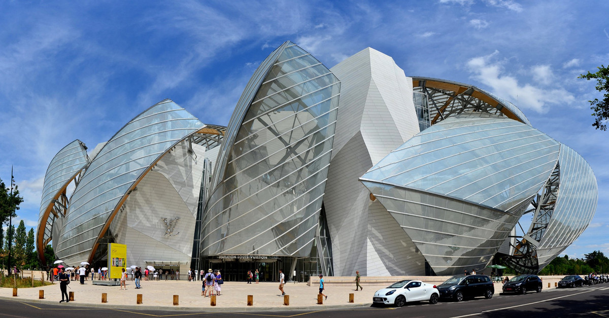 Bảo tàng Louis Vuitton (Pháp) có diện tích hơn 4.000 m2 với không gian kiến trúc hiện đại, khoáng đạt và tinh tế. Kỳ quan kiến trúc này là một trong nhiều công trình nổi tiếng của thành phố Paris với chi phí lên tới 140 triệu USD. Xây dựng từ năm 2008 nhưng tới năm 2014, nơi đây mới mở cửa cho khách tham quan. Được thiết kế bởi kiến trúc sư Frank Gehry, tòa nhà trở thành địa điểm mới cho hoạt động sáng tạo nghệ thuật đương đại tại Pháp nói riêng và quốc tế nói chung. Ảnh: Flickr.