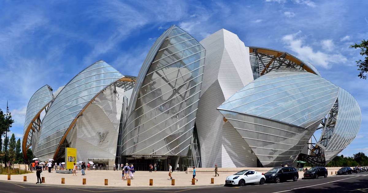 Bảo tàng Louis Vuitton (Pháp) có diện tích hơn 4.000 m2 với không gian kiến trúc hiện đại, khoáng đạt và tinh tế. Kỳ quan kiến trúc này là một trong nhiều công trình nổi tiếng của thành phố Paris với chi phí lên tới 140 triệu USD. Xây dựng từ năm 2008 nhưng tới năm 2014, nơi đây mới mở cửa cho khách tham quan. Được thiết kế bởi kiến trúc sư Frank Gehry, tòa nhà trở thành địa điểm mới cho hoạt động sáng tạo nghệ thuật đương đại tại Pháp nói riêng và quốc tế nói chung. Ảnh: Flickr.