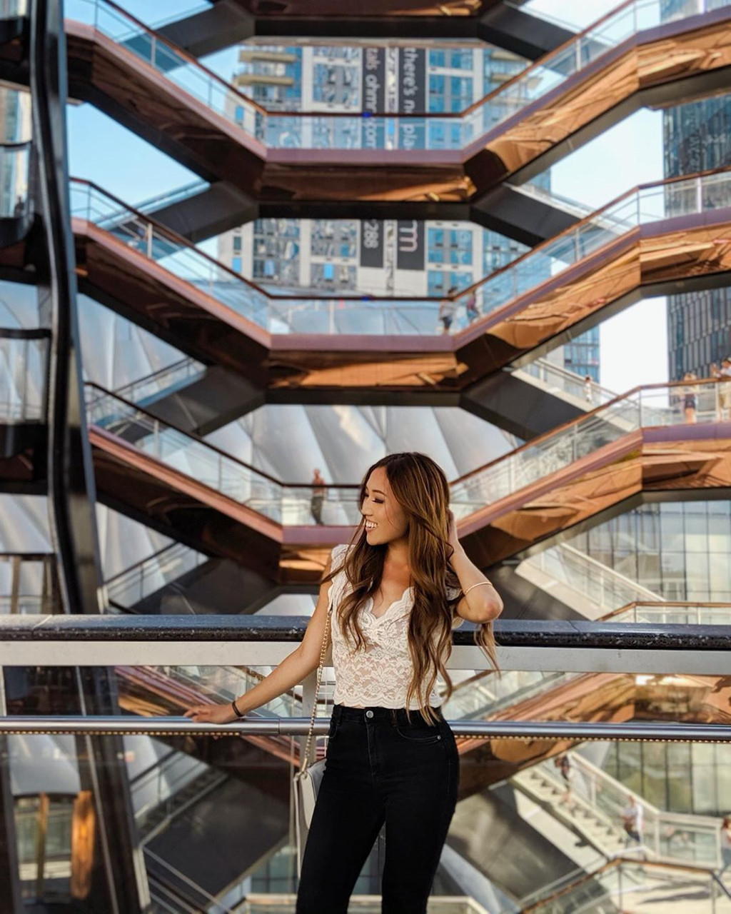 Tòa nhà Vessel, New York (Mỹ), là tác phẩm của Thomas Heatherwick - người nổi tiếng với thiết kế đô thị đương đại. Công trình kiến trúc được xây dựng từ năm 2017 và nhanh chóng trở thành “thánh địa sống ảo” mới ở New York khi mở cửa vào tháng 3 vừa qua. Đây được xem là một tác phẩm điêu khắc với 154 vế thang nối liền, 80 chiếu nghỉ và 2.500 bậc thang, được xây xoắn ốc quanh tổng chiều cao 45 m. Tòa nhà được làm bằng thép, bê tông đồng với giá khoảng 150 triệu USD. Ảnh: Cup_of_jo, Nextvacay.