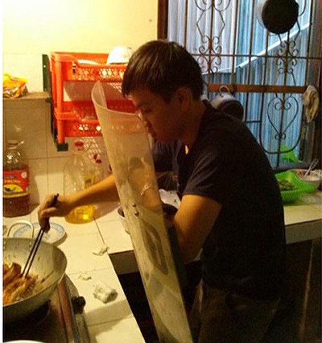 Chỉ là thả đồ ăn vào chảo đang ngập mỡ để chiên thôi mà các anh lại đàng hoàng như kiểu ra trận khiến hội chị em cười lăn.