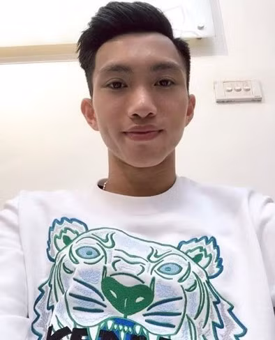 Sau những ngày căng thẳng của cùng nhịp độ thi đấu khá dày, các cầu thủ đội tuyển Việt Nam đã trở lại với cuộc sống sinh hoạt bình thường. Và để chuẩn bị đón Tết, nhiều tuyển thủ đã đi tân trang lại mái tóc của mình.