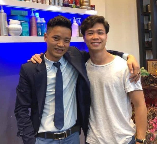 Công Phượng thì vừa tạm biệt mái tóc bà thím lâu năm để chuyển sang kiểu tóc lãng tử hơn nhiều