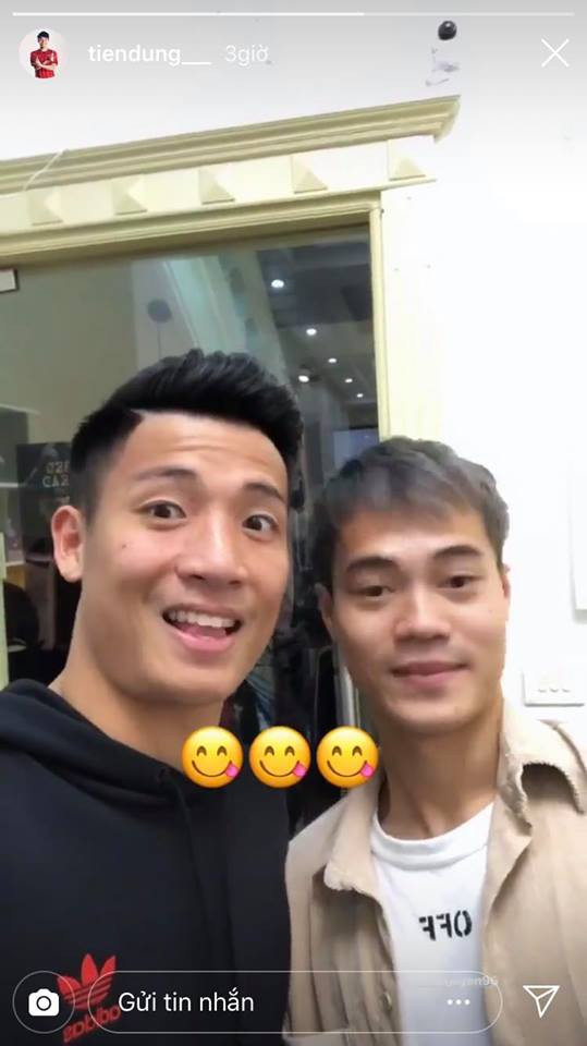 Ngay sau khi trở về nước, cầu thủ đội tuyển Việt Nam đã tranh thủ đi "hớt" lại mái tóc của mình cho bồng bềnh và lãng tử hơn.