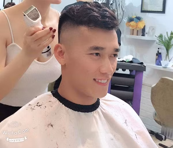 Bùi Tiến Dũng siêu bảnh trai với kiểu tóc này. Chắc hẳn hình ảnh lãng tử này lại làm nhiều cô gái phát cuồng cho mà xem.