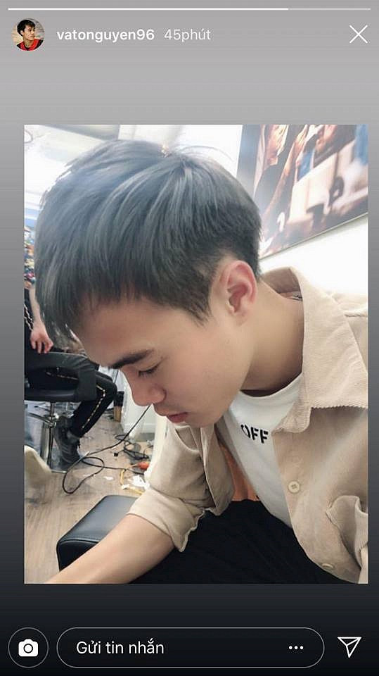 Văn Toàn tín đồ của các màu tóc mới cũng đã trình làng màu rêu khói.