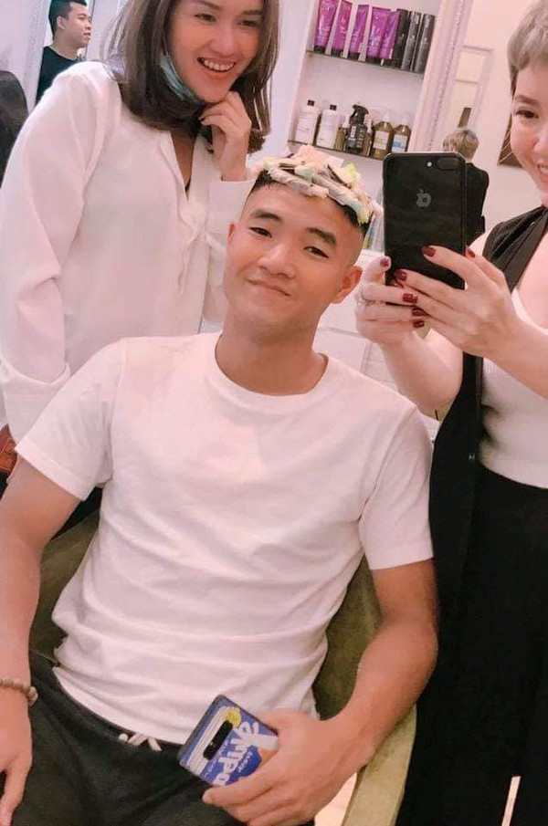 Chinh “đen” cũng chẳng hề kém cạnh khi làm hẳn tóc xoăn. Dẫu có nghiêm túc thì trông khuôn mặt anh chàng vẫn cứ hài hước