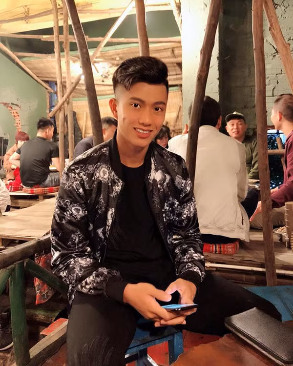 Tiền vệ đội tuyển Việt Nam - Phan Văn Đức khoe hình ảnh lãng tử khiến nhiều chị em "đứng tim". Ngoài đời, Đức "cọt" được lòng rất nhiều người bởi tính tình hiền lành, dễ mến và với mái tóc này, anh chàng càng trở nên khá lãng tử.