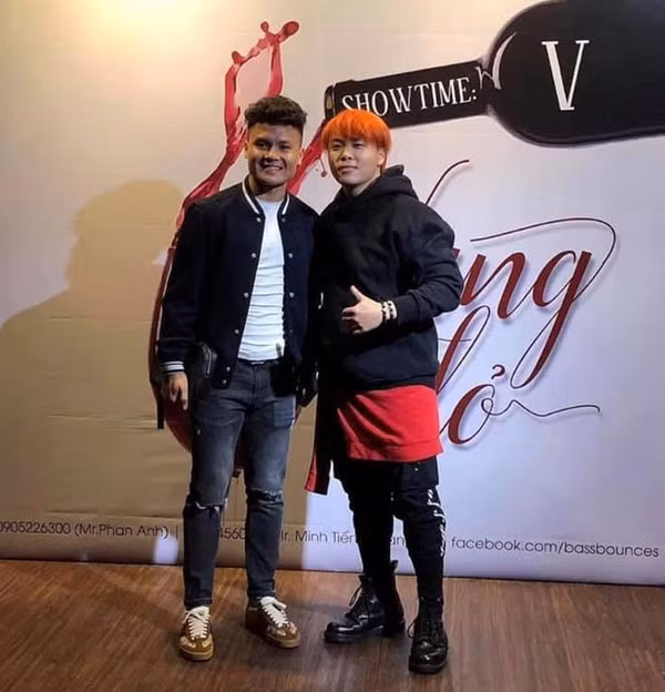 Quang Hải cũng khoe mái tóc xoăn làm cùng bạn gái Nhật Lê hôm trước. Một mái tóc bồng bềnh và hơi xoăn nhẹ được chàng cầu thủ số 19 này áp dụng.