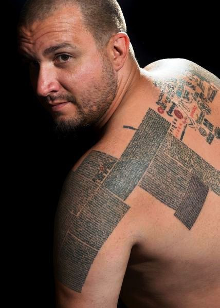 Vai là vị trí đắc địa để cho các chàng “sắm” cho mình một hình xăm. Một hình xăm trên vai ẩn hiện phía sau lớp áo sơ mi, hoặc để lộ vài phần khi bạn mặc áo tay ngắn hoàn toàn đủ sức mạnh để thu hút sự chú ý.