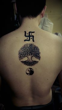 Giống như hình xăm trên ngực, phía sau lưng cũng là một vị trí mà ít ai có thể nhìn thấy. Đừng vội thất vọng, rất nhiều phụ nữ đã thừa nhận rằng họ hoàn toàn cuốn hút khi một anh chàng bất ngờ cởi áo và để lộ ra lưng trần với hình xăm ấn tượng. Ảnh: Lathanh tattoo.