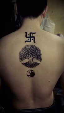 Giống như hình xăm trên ngực, phía sau lưng cũng là một vị trí mà ít ai có thể nhìn thấy. Đừng vội thất vọng, rất nhiều phụ nữ đã thừa nhận rằng họ hoàn toàn cuốn hút khi một anh chàng bất ngờ cởi áo và để lộ ra lưng trần với hình xăm ấn tượng. Ảnh: Lathanh tattoo.