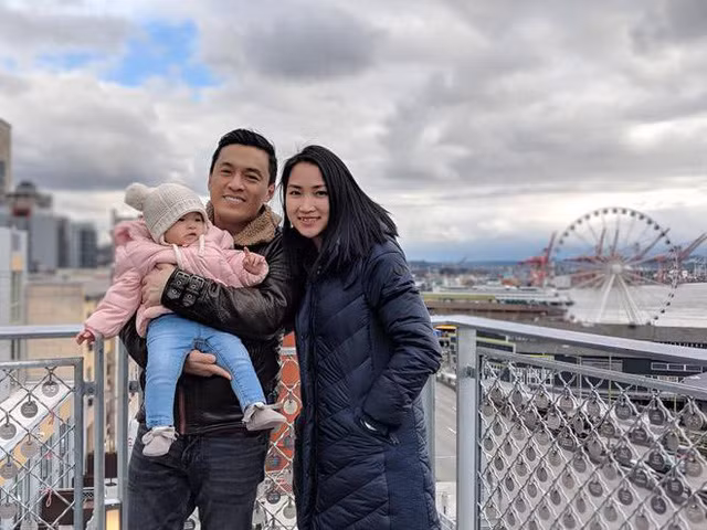 Lam Trường bên vợ và con gái.