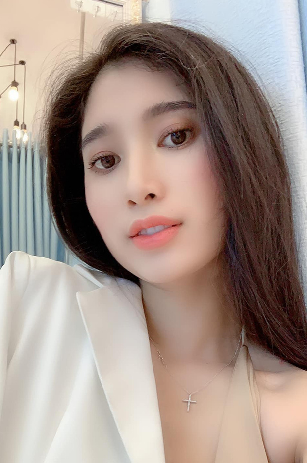 Bỏ qua những sự cố ngoài ý muốn, cô gái đòi bạn trai du lịch châu Âu mới nhất vẫn được MC nhận xét rất có tương lai: "Phải nói cặp đôi này đẹp xuất sắc, cứ như sinh ra là dành cho nhau vậy. Anh có linh cảm như gặp hai bạn ở đâu đó rồi...".