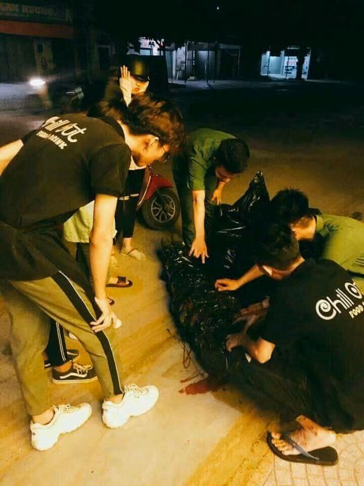 Theo chia sẻ của một số dân mạng: "'Đêm mà đi về qua chỗ này chắc ngất xỉu mất thôi, ai lại vứt ra đây kiểu này chứ''.