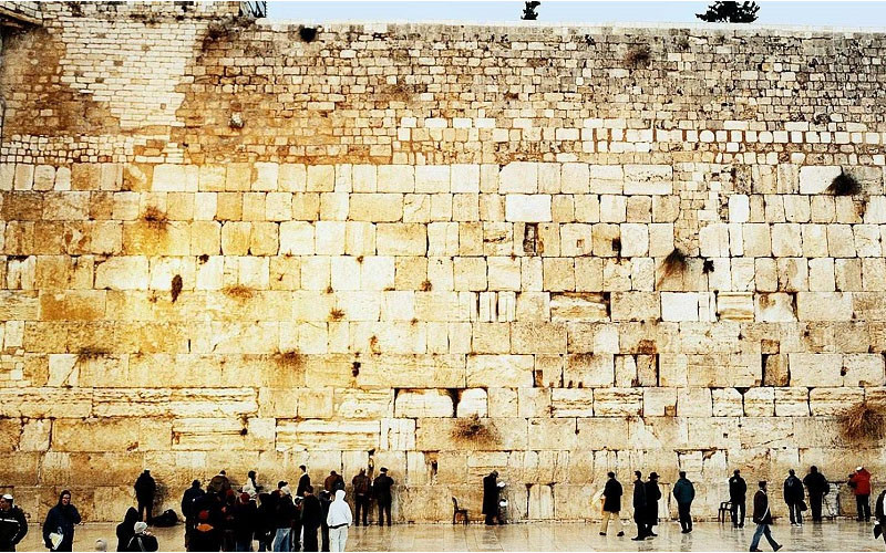 Hơn 2000 năm trôi qua kể từ khi chúa Jesus giáng sinh, người dân từ khắp nơi trên thế giới vẫn thường về đây để cầu nguyện mỗi năm. Với người Do Thái, đây không chỉ là một công trình kiến trúc tiêu biểu của dân tộc, nó còn là một niềm tự hào.