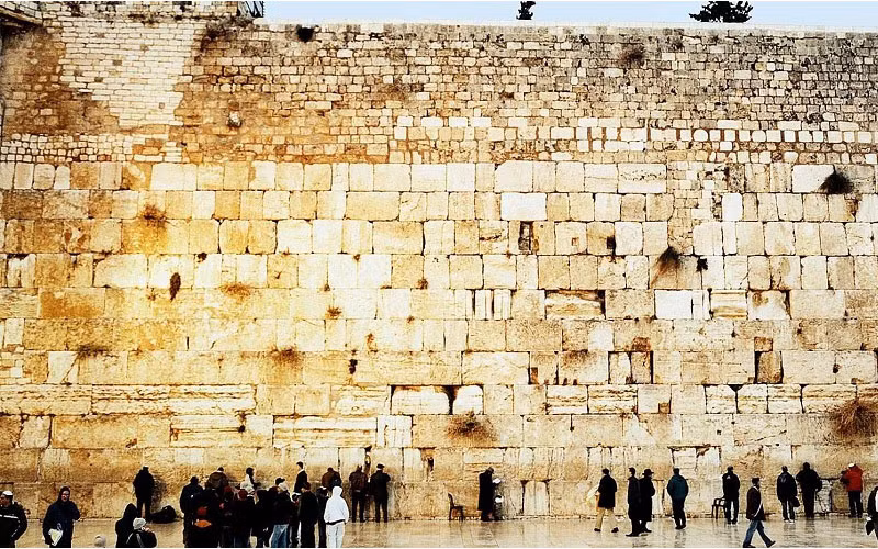 Hơn 2000 năm trôi qua kể từ khi chúa Jesus giáng sinh, người dân từ khắp nơi trên thế giới vẫn thường về đây để cầu nguyện mỗi năm. Với người Do Thái, đây không chỉ là một công trình kiến trúc tiêu biểu của dân tộc, nó còn là một niềm tự hào.