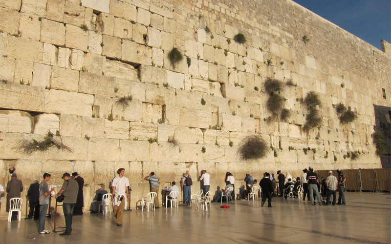 Bức tường than khóc còn có tên là bức tường phía Tây (Western Wall), do vua Herod Echo xây dựng vào đầu thế kỷ I TCN. Sau trận chiến với quân La Mã, bức tường bị phá hủy và hiện nay chỉ còn một đoạn ngắn của tường thành.