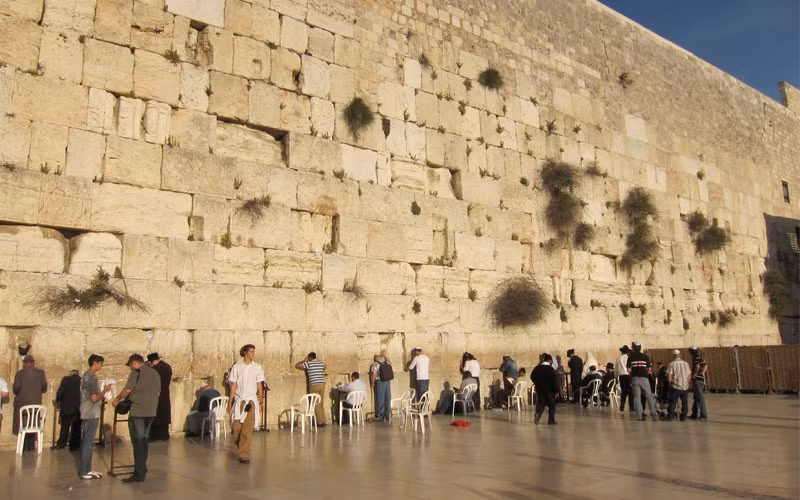 Bức tường than khóc còn có tên là bức tường phía Tây (Western Wall), do vua Herod Echo xây dựng vào đầu thế kỷ I TCN. Sau trận chiến với quân La Mã, bức tường bị phá hủy và hiện nay chỉ còn một đoạn ngắn của tường thành.