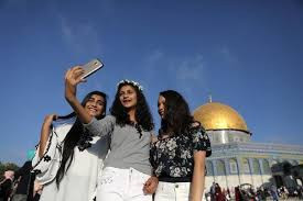 Đền thờ ở thủ đô Jerusalem nổi bật với mái vòm dát vàng, biểu tượng nổi tiếng bậc nhất. Bên dưới mái vòm vàng có tảng đá thiêng, nơi được người Hồi giáo tin là nhà tiên tri Muhammad trở về thiên đàng sau khi chết.