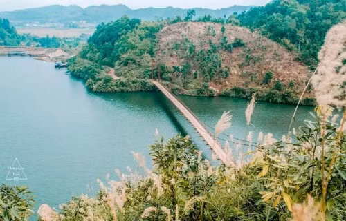 Để có những phút giây khám phá hồ Ly chân thực nhất, các bạn có thể thuê thuyền của những người dân xung quanh và để đi từng ngóc ngách của chiếc hồ đặc biệt này.