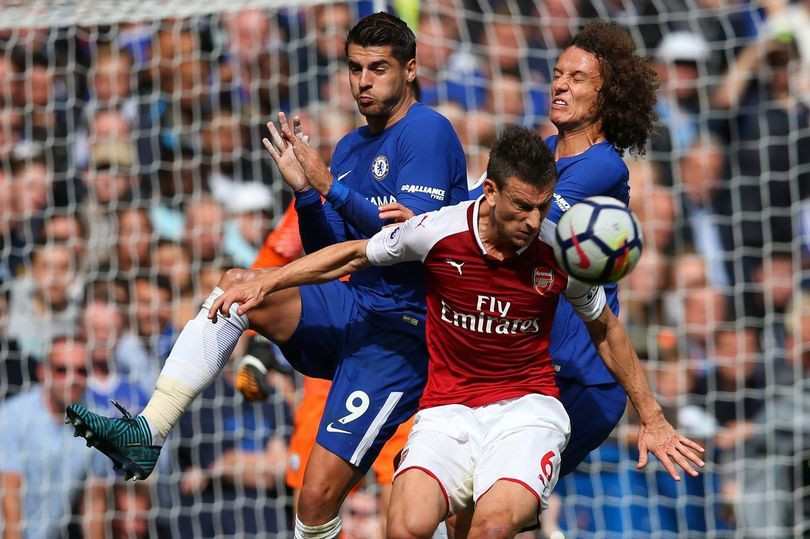 Barca rơi vào cơn khủng hoảng dưới hàng phòng ngự vậy nên họ nhắm tới David Luiz (Chelsea) và Laurent Koscielny (Arsenal) để thay thế.